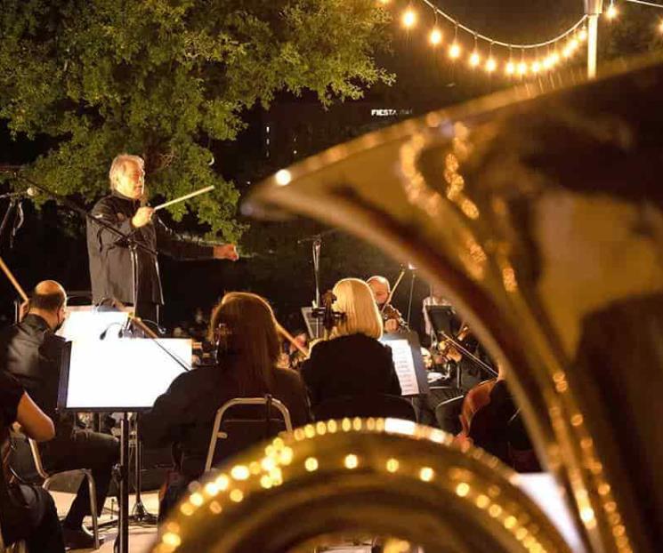 Disfrutan de una noche sinfónica en el parque