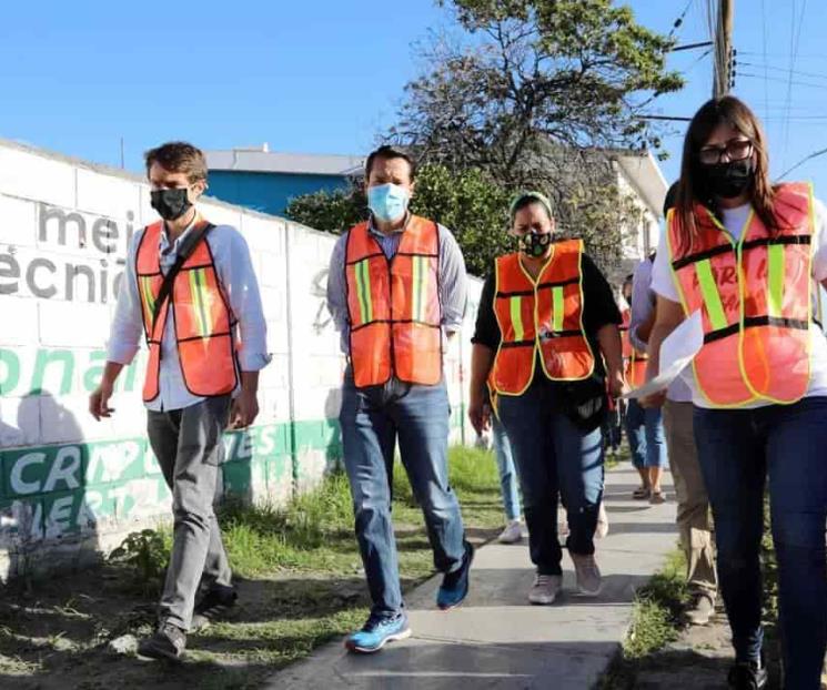 Recorre Daniel Carrillo escuela y dialoga con estudiantes