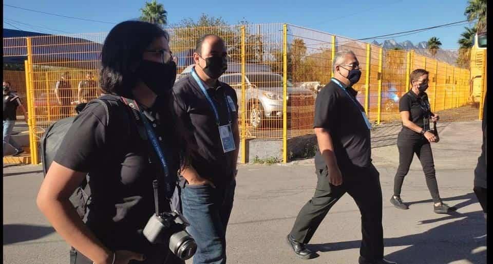 Visita gente de FIFA el Estadio Universitario