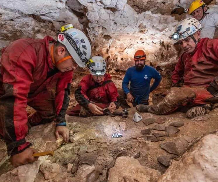 Descubren canoa prehispánica maya en cenote de Izamal