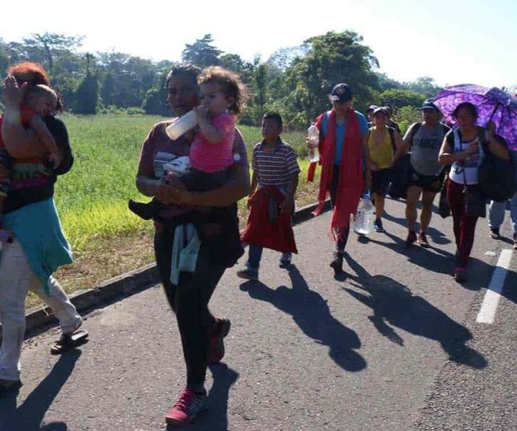 Huyen migrantes de violencia y discriminación