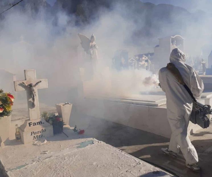 Dan mantenimiento a panteones en Santa Catarina