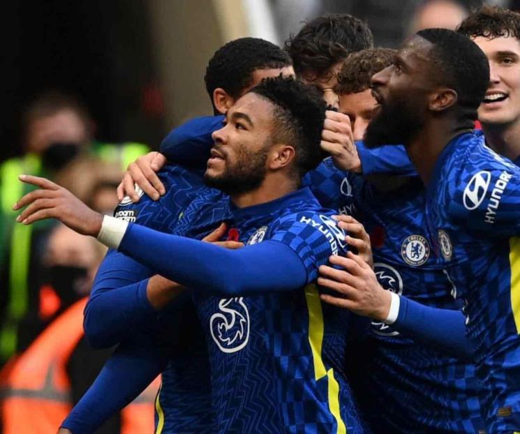 Golea Chelsea a Newcastle y Blues siguen de líderes