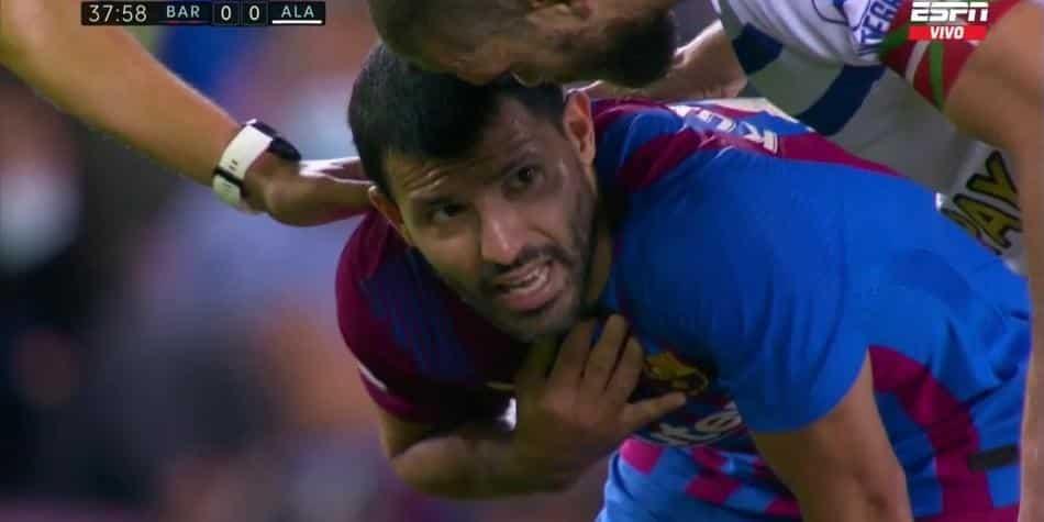 Asusta malestar de Agüero en pleno juego