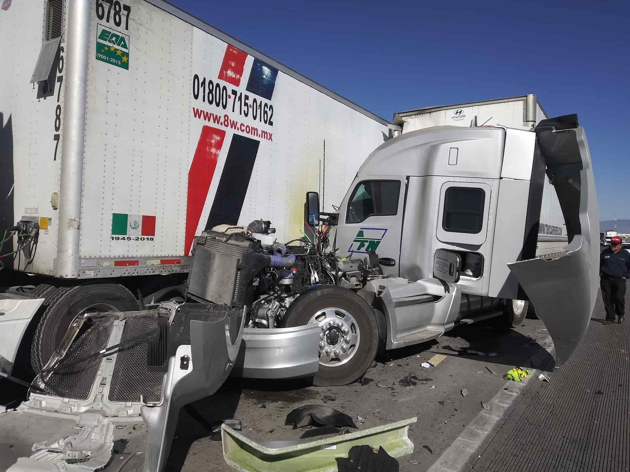 Sufrió lesiones de consideración, después de estrellar su tráiler por alcance con otro vehículo pesado