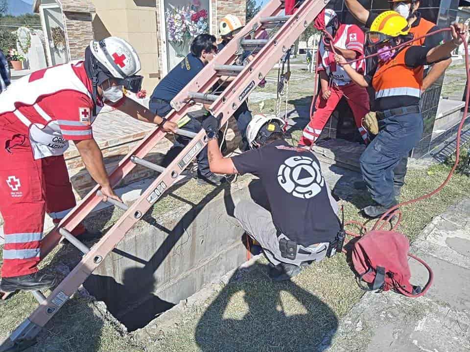 Una mujer terminó con diversas lesiones al caer accidentalmente a una tumba