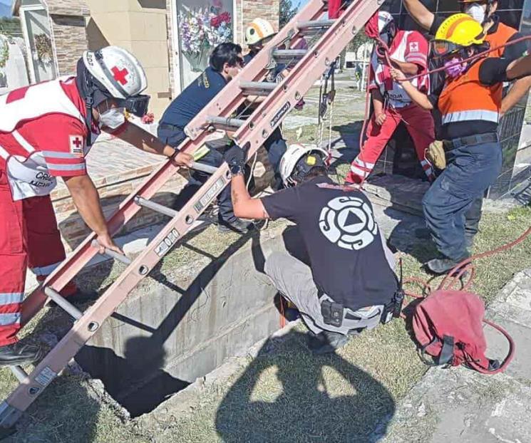 Rescatan a mujer que cae en tumba