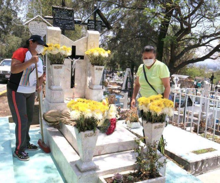 Regresan regios a visitar a sus difuntos