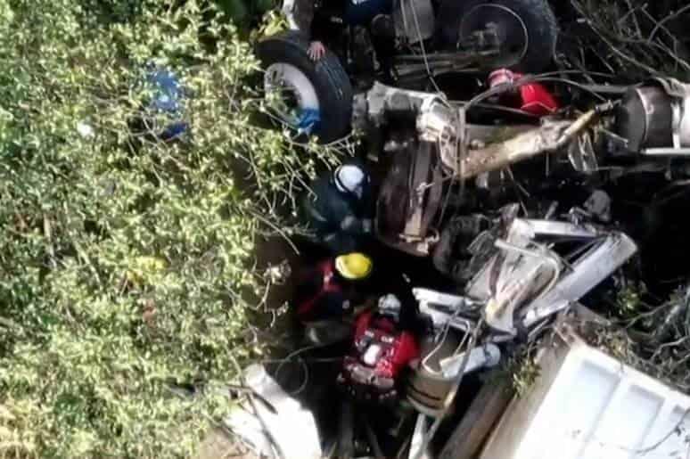 Se desbarranca tráiler en San Pedro