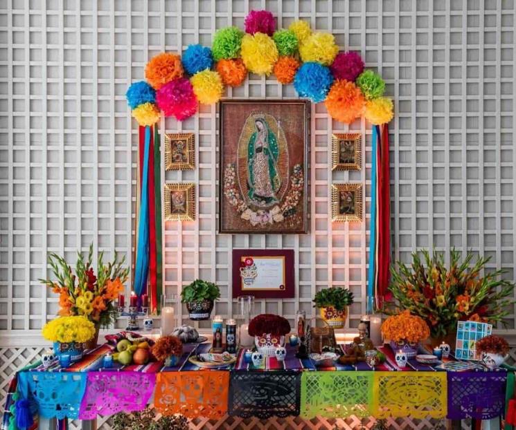 Colocan ofrenda por Día de Muertos en la Casa Blanca