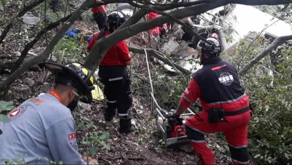 Rescatar a un chofer, que terminó atrapado en la cabina de su tráiler, al desplomarse en un barranco