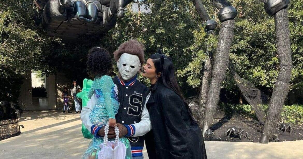 Kylie luce su avanzado embarazo este Halloween