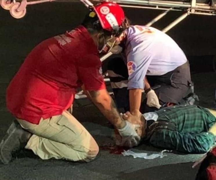 Queda grave al ser atropellado
