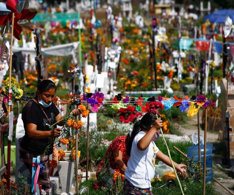 Registran gran afluencia panteones de CDMX
