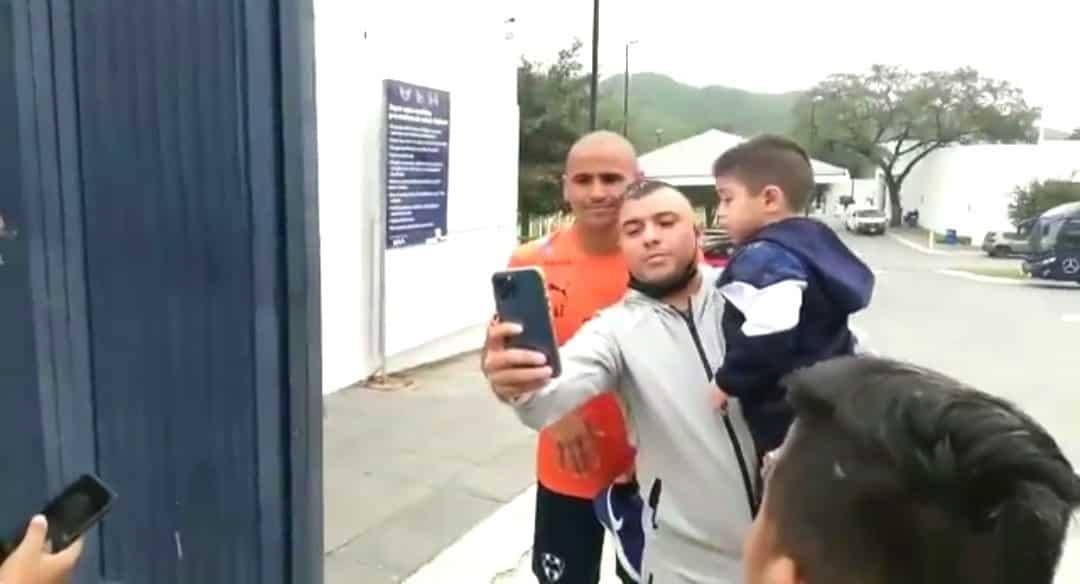 Entrenan Raya2; Suazo atiende a fans