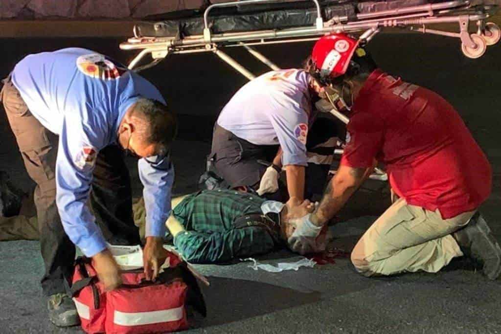 Un hombre de la tercera edad, se encuentra en estado muy delicado, después de ser arrollado por un vehículo fantasma