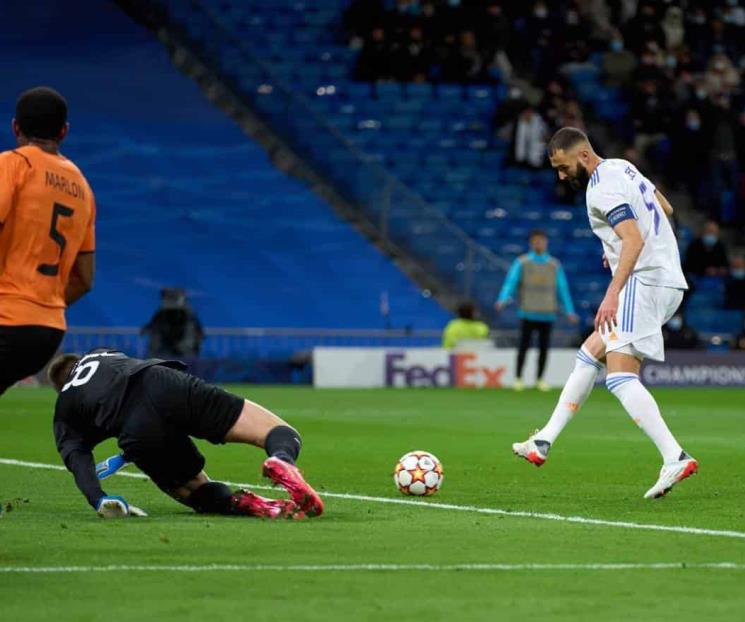 Marca Benzema doblete y RM lidera grupo en UCL