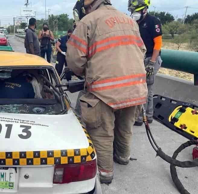 Queda taxista prensado en choque