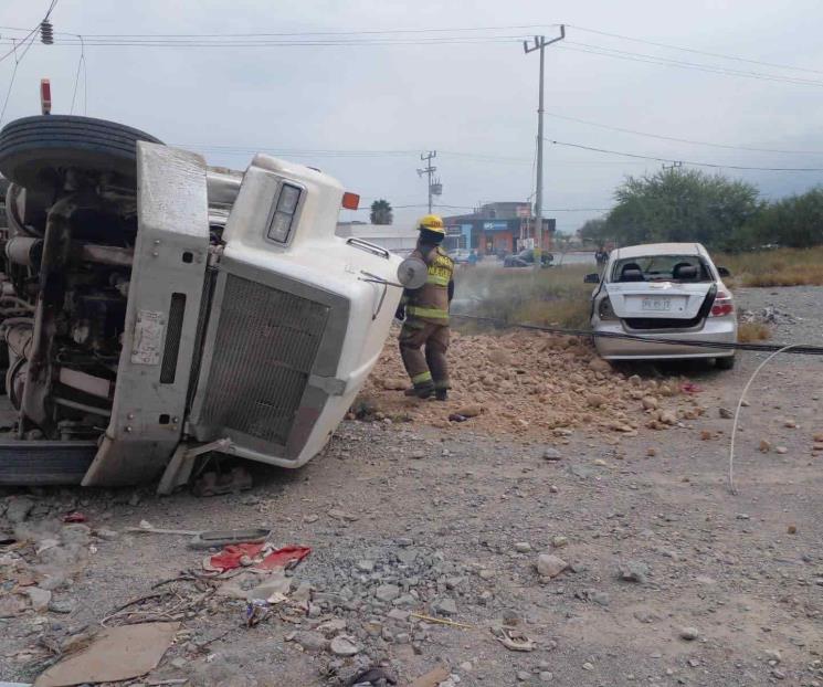 Vuelca tráiler y sepulta auto