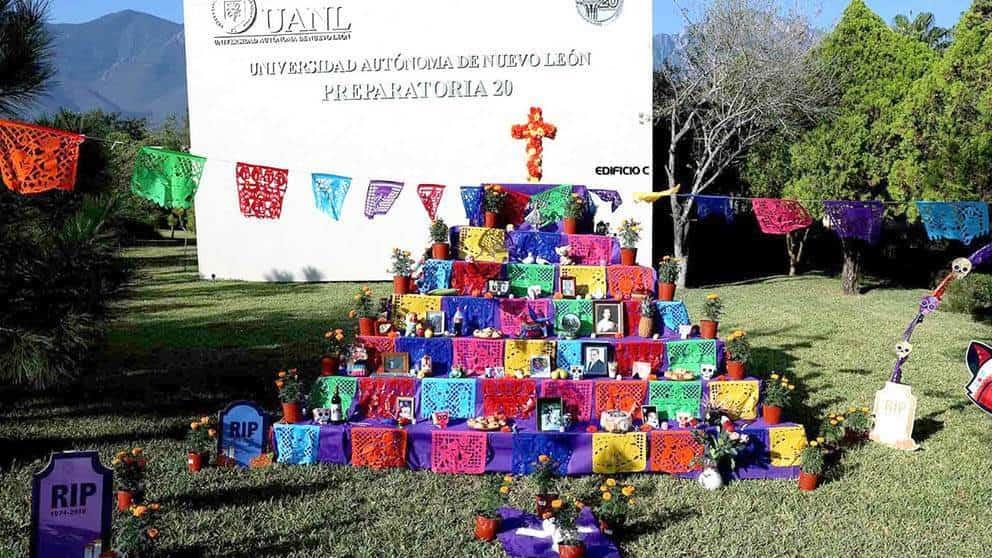 Rinde UANL homenaje a víctimas de Covid en altares