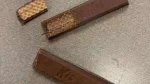 Hallan agujas dentro de chocolates que regalaron a niños