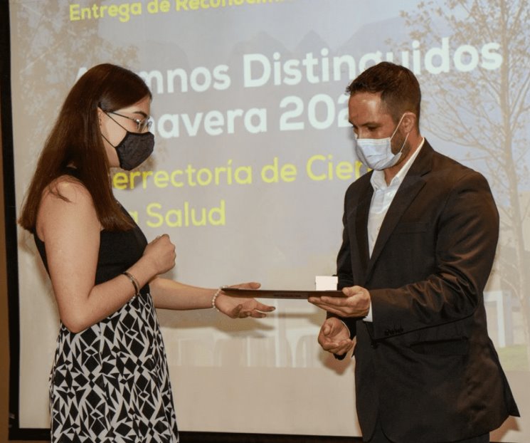 Reconocen a alumnos distinguidos