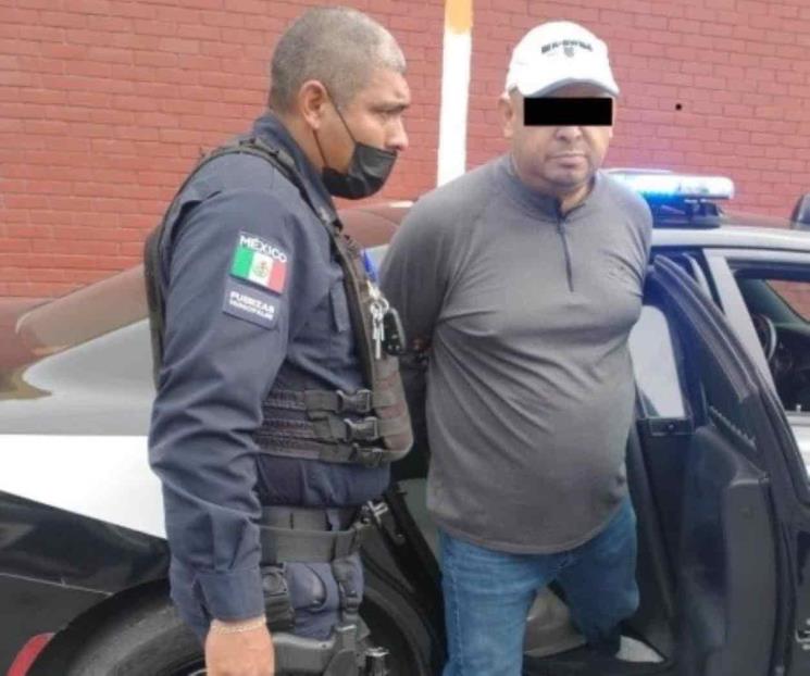 Detienen a hombre en auto con reporte de robo