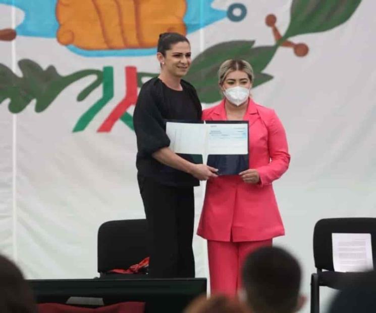 Ana Guevara entrega estímulos a medallistas