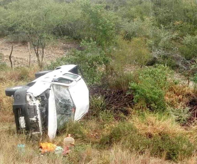 Vuelca camioneta en Linares
