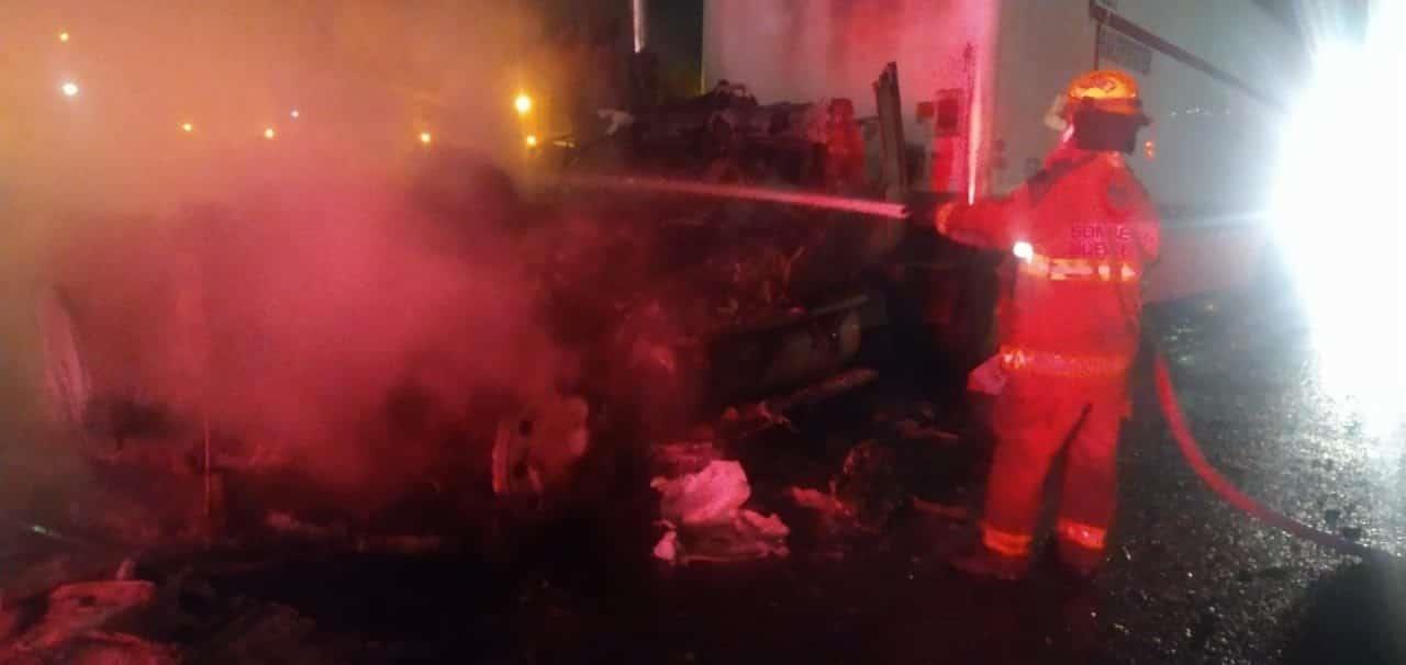Acaba incendio con tráiler