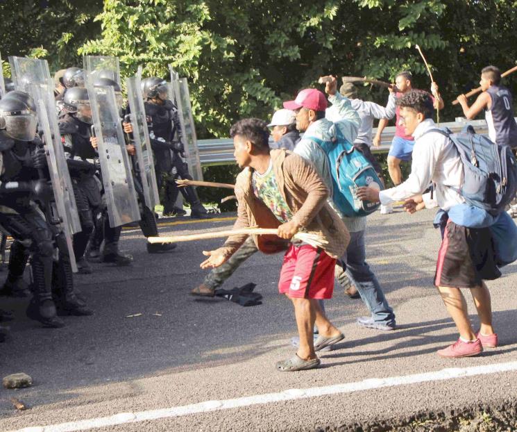 Agreden migrantes a GN y lesionan a 5