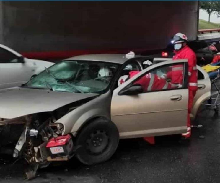 Estrella auto contra muro