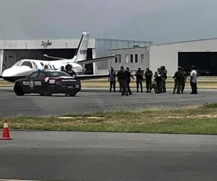 Detienen a hombre con fajos de dólares en aeropuerto