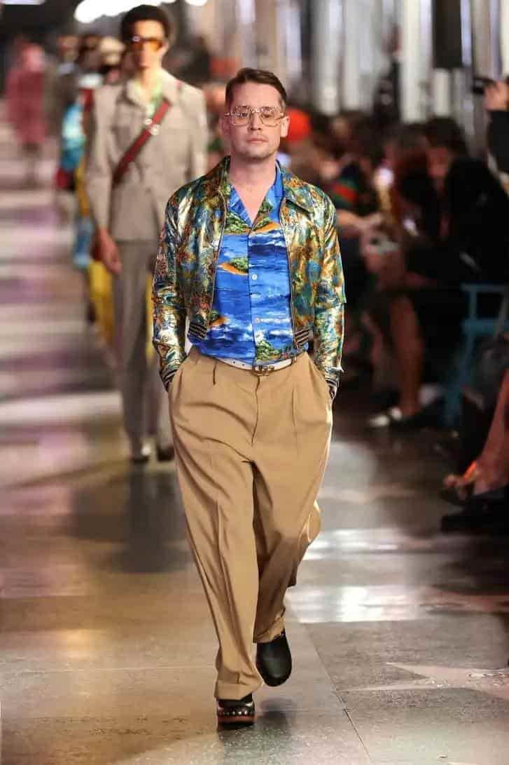 Macaulay Culkin aparece por sorpresa en pasarela de Gucci