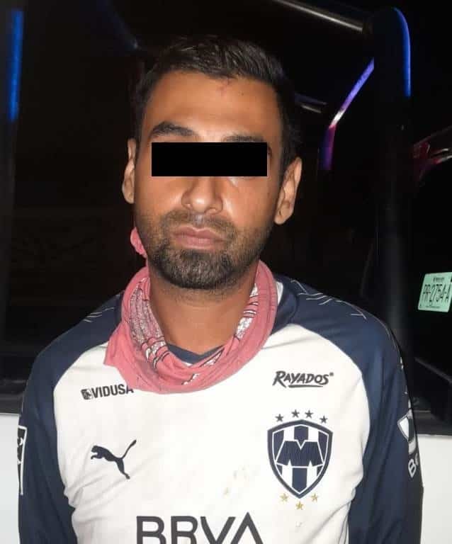 Al revisarlo encontraron en su poder varias dosis de droga