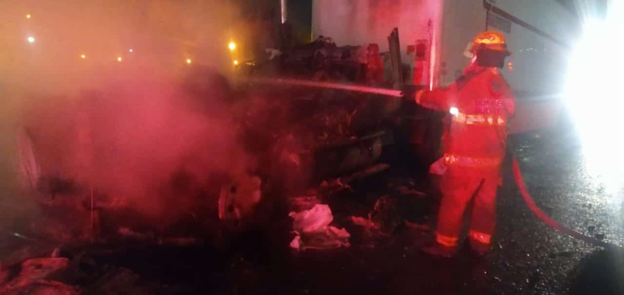 Un tráiler terminó totalmente destruido, al incendiarse