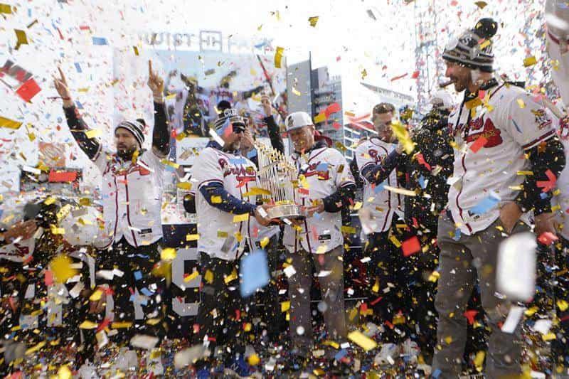 Ovaciona afición a Bravos en desfile