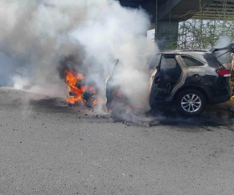 Se incendia camioneta en Santa Catarina