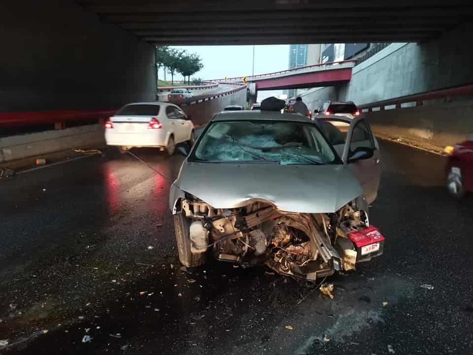 Terminó con diversas lesiones, después de estrellar su vehículo contra un muro