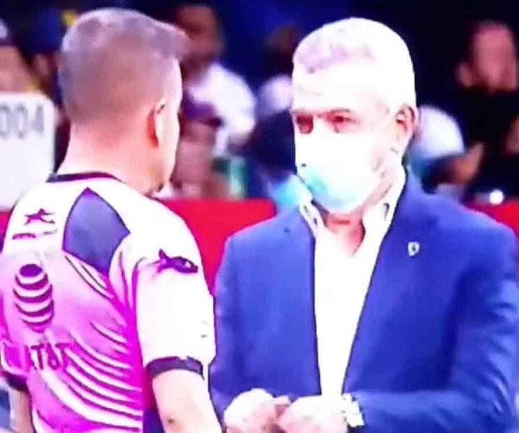 Captan a Javier Aguirre con señal polémica con árbitro