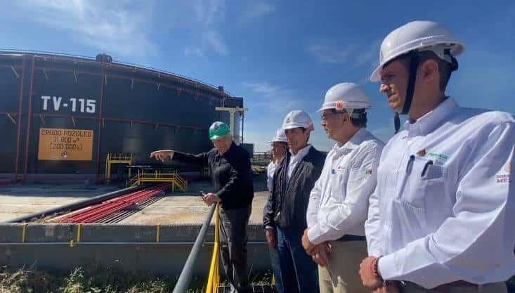 Modernización de refinerías bajará contaminación: AMLO