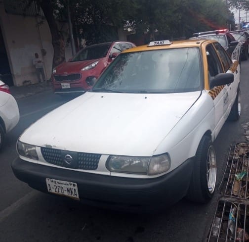 Detectado mediante cámaras de seguridad, un vehículo ecotaxi Nissan Tsuru utilizado en hechos delictivos, fue ubicado