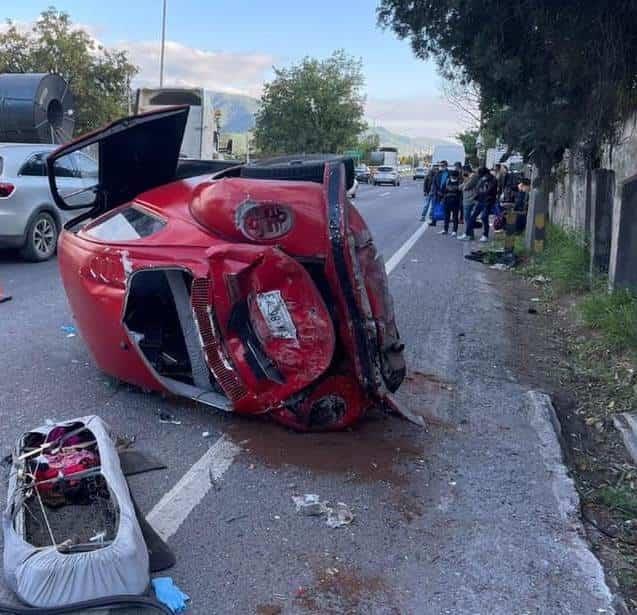 Vuelca tras choque contra autobús