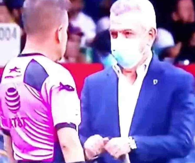 Captan Javier Aguirre con señal polémica con árbitro
