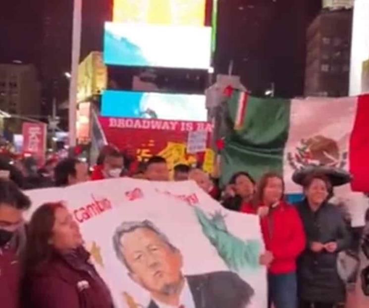 Con mariachi esperan a AMLO en Times Square
