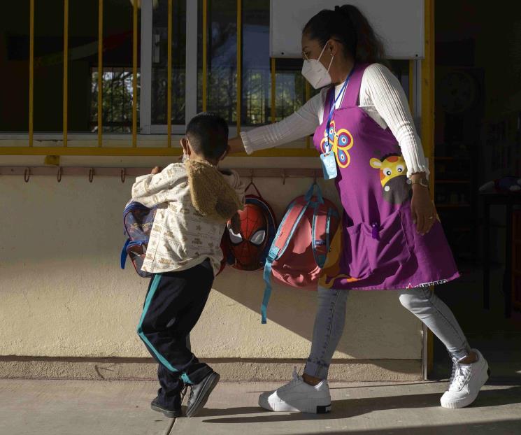 AMLO llama a enviar a escuelas a los estudiantes que faltan