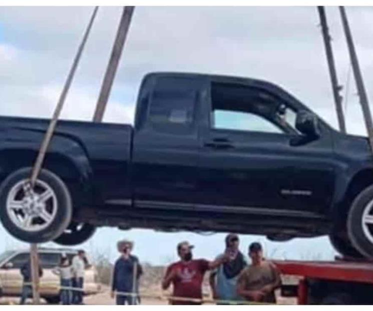 Entierran a hombre con todo y su camioneta