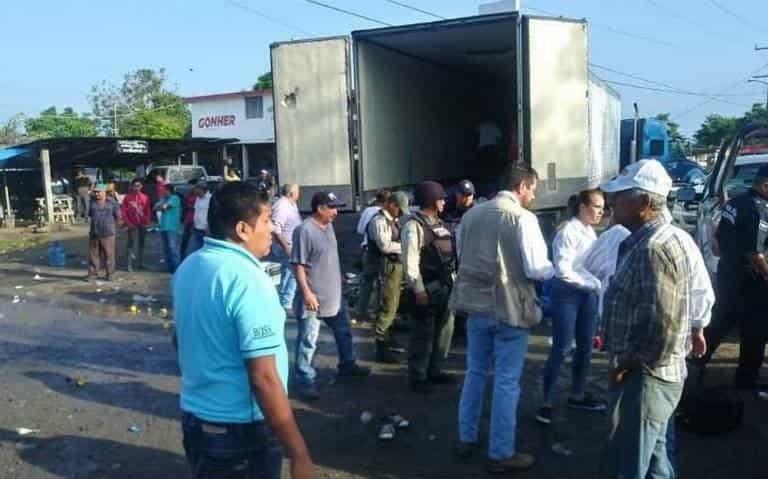 Salvan a más de 200 migrantes abandonados en tráiler