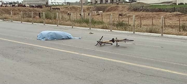 Un ciclista murió ayer arrollado por una pipa en la Carretera Nacional