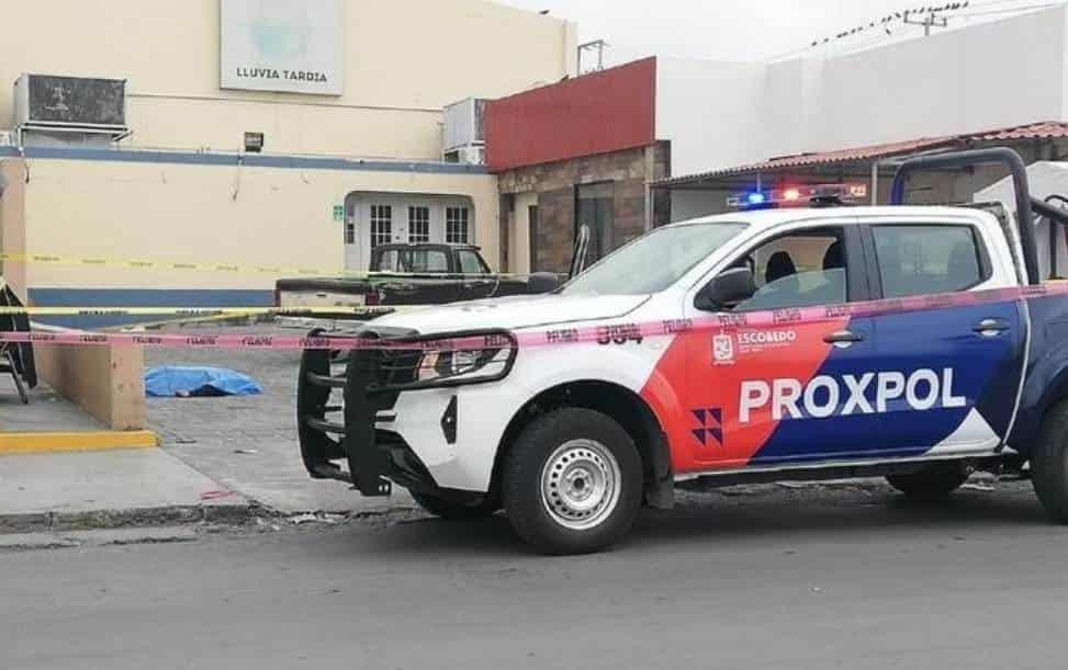 Hallan cadáver en estacionamiento de iglesia